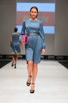 Pokaz Anna Chapman — CPM SS16 (ubrania i obraz: sukienka błękitna, półbuty czarne, kopertówka w kolorze fuksji)
