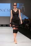 Modenschau von Designer Pool — CPM SS16 (Looks: schwarzes Kleid mit Basque, Sonnenbrille)