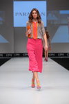 Показ Didier Parakian — CPM SS16 (наряди й образи: різнокольорові босоніжки, брюки кольору фуксії, блуза з принтом, помаранчевий клатч)