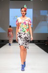 Показ пляжной одежды Furstenberg — выставка CPM SS16 (наряды и образы: цветочное разноцветное платье)
