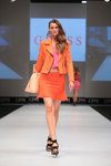 Pokaz Guess — CPM SS16 (ubrania i obraz: skórzana kurtka biker pomarańczowa, spódnica mini pomarańczowa, sandały czarne, torebka beżowa)