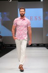 Pokaz Guess — CPM SS16 (ubrania i obraz: koszula z nadrukiem różowa, spodnie białe)