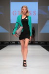 Modenschau von Guess — CPM SS16 (Looks: türkiser Blazer, schwarzes anliegendes Mini Kleid, schwarze Sandaletten)