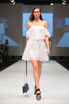 Modenschau von Guess — CPM SS16 (Looks: weißes Mini Kleid mit Spitze, schwarze Sandaletten)