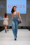 Modenschau von Guess — CPM SS16 (Looks: blaue Jeans, schwarz-weißes Top mit Vichy-Karomuster)