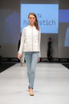 Показ handstich — CPM SS16 (наряды и образы: белая куртка на застёжке-молнии, голубые джинсы)