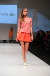 Pokaz Lacoste — CPM SS16 (ubrania i obraz: top koralowy, spódnica mini koralowa)