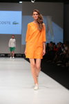 Pokaz Lacoste — CPM SS16 (ubrania i obraz: sukienka mini pomarańczowa)