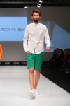 Pokaz Lacoste — CPM SS16 (ubrania i obraz: koszula biała, szorty zielone, tenisówki białe, broda)