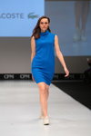 Modenschau von Lacoste — CPM SS16 (Looks: blaues Mini Kleid)