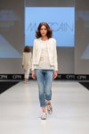 Pokaz Marc Cain — CPM SS16 (ubrania i obraz: żakiet biały, top biały, jeansy błękitne)