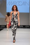 Modenschau von Marc Cain — CPM SS16 (Looks: schwarz-weißes Kleid mit Ausschnitt, roter Clutch)