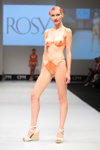 Pokaz bielizny Rosy — CPM SS16 (ubrania i obraz: biustonosz pomarańczowy, figi pomarańczowe, sandały białe, blond (kolor włosów))