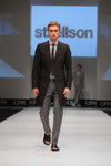 Modenschau von Strellson — CPM SS16 (Looks: schwarzer Trenchcoat, schwarzer Gürtel, graues Hemd, schwarze Krawatte, graue Hose)