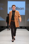 Pokaz Strellson — wystawa CPM SS16 (ubrania i obraz: koszula czarna, płaszcz piaskowy, spodnie brązowe)