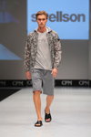 Modenschau von Strellson — CPM SS16 (Looks: graue Shorts, graues T-shirt, graue Sport Jacke)