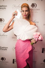 Вікторія Якубовська. У Москві роздали премії "Fashion People Awards 2015" (наряди й образи: біла блуза, рожева спідниця із запахом)
