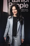 Изета Гаджиева. В Москве раздали премии "Fashion People Awards 2015" (наряды и образы: чёрный топ, чёрная сумка, серый брючный костюм)