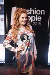 Анастасія Стоцька. У Москві роздали премії "Fashion People Awards 2015" (наряди й образи: сукня з принтом, сумка кольору морської хвилі)