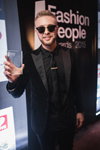 Egor Kreed. Fashion People Awards 2015 (looks: traje de hombre negro, camisa negra, corbata negra)