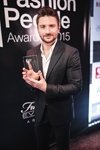 Siergiej Łazariew. Fashion People Awards 2015 (ubrania i obraz: garnitur czarny, koszula biała)