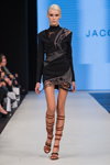 Desfile de Jacob Birge Vision — FashionPhilosophy FWP SS16 (looks: vestido de cóctel negro corto)