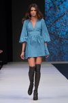 Modenschau von Natalia Jaroszewska — FashionPhilosophy FWP SS16 (Looks: himmelblaues Mini Kleid, schwarze Stiefel)