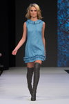 Desfile de Natalia Jaroszewska — FashionPhilosophy FWP SS16 (looks: vestido azul claro corto, botas negras)