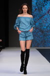 Показ Natalia Jaroszewska — FashionPhilosophy FWP SS16 (наряды и образы: чёрные сапоги-чулки, голубой топ, голубые шорты)