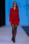 Показ La Metamorphose — FashionPhilosophy FWP SS16 (наряды и образы: красный женский костюм (жакет, юбка), чёрные колготки с имитацией чулок, чёрные босоножки)