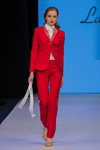 Показ La Metamorphose — FashionPhilosophy FWP SS16 (наряди й образи: червоний брючний костюм, біла блуза, тілесні туфлі)