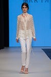 Показ Marta Kuszyńska — FashionPhilosophy FWP SS16 (наряды и образы: белые брюки, белые босоножки)