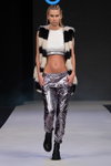 Pokaz UNVTD — FashionPhilosophy FWP SS16 (ubrania i obraz: spodnie srebrne, krótki top biały)