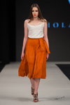 Desfile de Viola Piekut — FashionPhilosophy FWP SS16 (looks: top blanco, falda naranja, sandalias de tacón negras)