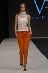 Modenschau von Viola Piekut — FashionPhilosophy FWP SS16 (Looks: weißes Top, rote Hose)