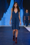 Показ Zuzanna Kwapisz — FashionPhilosophy FWP SS16 (наряды и образы: синее платье)