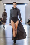 Desfile de Cher Nika by Cherkas — Lviv Fashion Week AW15/16 (looks: vestido de cóctel gris, calcetines negros, sandalias de tacón negras)
