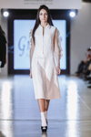 Pokaz GraNat by Natali Grechana — Lviv Fashion Week AW15/16 (ubrania i obraz: sukienka midi biała, skarpetki białe, półbuty czarne)