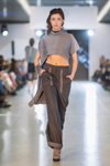Pokaz Kateryna Karol — Lviv Fashion Week AW15/16 (ubrania i obraz: spodnie szare)
