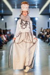 Desfile de Kateryna Karol — Lviv Fashion Week AW15/16 (looks: blusa blanca, maxi falda crema)