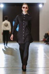 Pokaz KEKA — Lviv Fashion Week AW15/16 (ubrania i obraz: bluzka czarna, spodnie czarne, półbuty czarne)