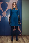 Прэзентацыя Ksenia Serbin — Lviv Fashion Week AW15/16 (нарады і вобразы: сіняя сукенка, сінія калготкі, чорныя туфлі, чорныя доўгія скураныя пальчаткі)