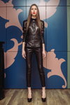 Presentación de Ksenia Serbin — Lviv Fashion Week AW15/16 (looks: zapatos de tacón negros, traje de pantalón negro)