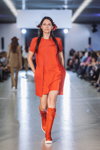 Modenschau von Marta WACHHOLZ — Lviv Fashion Week AW15/16 (Looks: rotes Kleid, rote Stiefel)