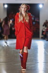 Modenschau von Marta WACHHOLZ — Lviv Fashion Week AW15/16 (Looks: roter Mantel, rote Stiefel)