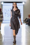 Modenschau von Natasha TSU RAN — Lviv Fashion Week AW15/16 (Looks: graues Kleid, graue Baumwollsocken)