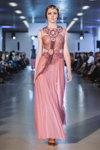 Modenschau von Nikonova — Lviv Fashion Week AW15/16 (Looks: rosanes Abendkleid)