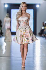 Pokaz OKSANA MUKHA — Lviv Fashion Week AW15/16 (ubrania i obraz: sukienka biała kwiecista)