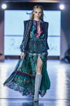 Pokaz Roksolana Bogutska — Lviv Fashion Week AW15/16 (ubrania i obraz: sukienka z ornamentem wielokolorowa, kozaki zamszowe błękitne)
