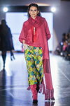 Показ Roksolana Bogutska — Lviv Fashion Week AW15/16 (наряды и образы: брусничный джемпер, брусничный палантин, цветочная юбка, брусничные сапоги)
